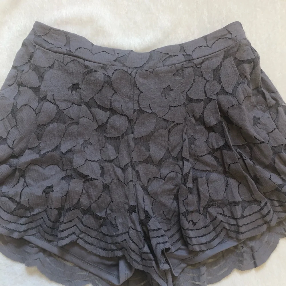 Torrid gray floral lace shorts - Picture 3 of 6